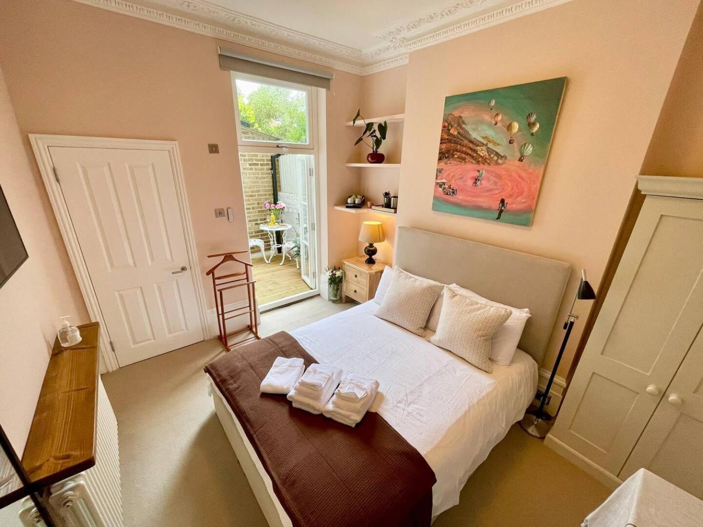 Luxury King-Bed Ensuite With Quiet Private Patio Лондон Экстерьер фото