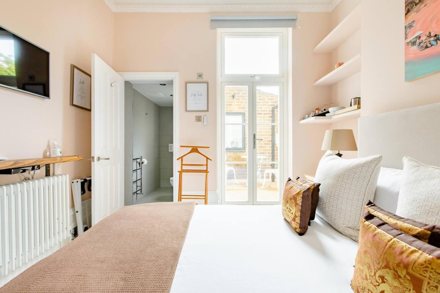 Luxury King-Bed Ensuite With Quiet Private Patio Лондон Экстерьер фото