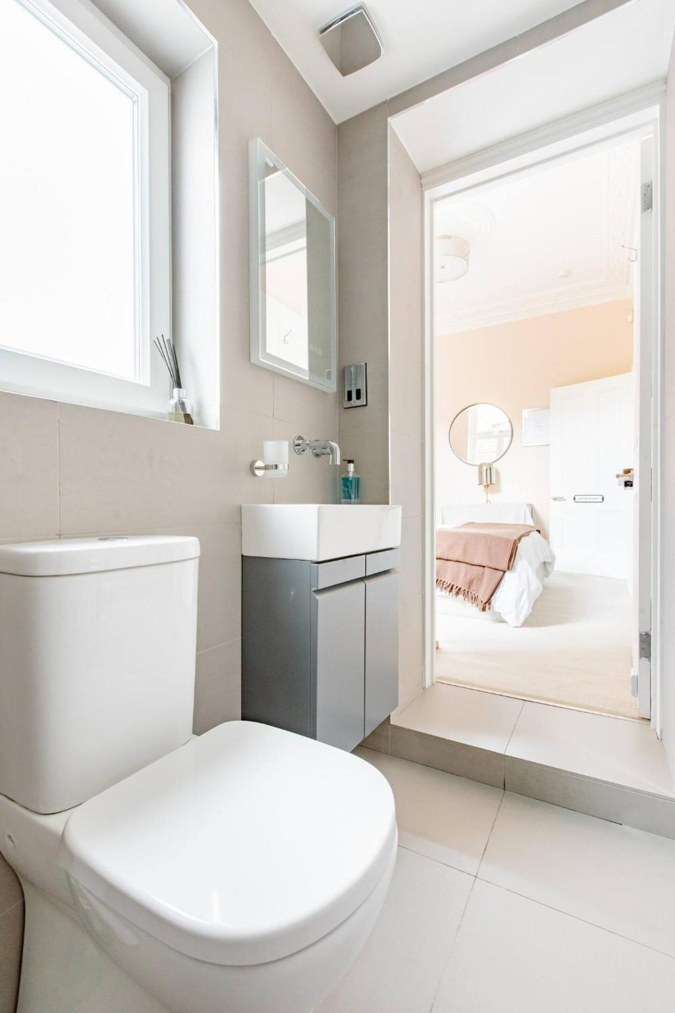 Luxury King-Bed Ensuite With Quiet Private Patio Лондон Экстерьер фото